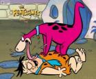Fred Flintstone λαμβάνει το θερμό καλωσόρισμα από το Dino
